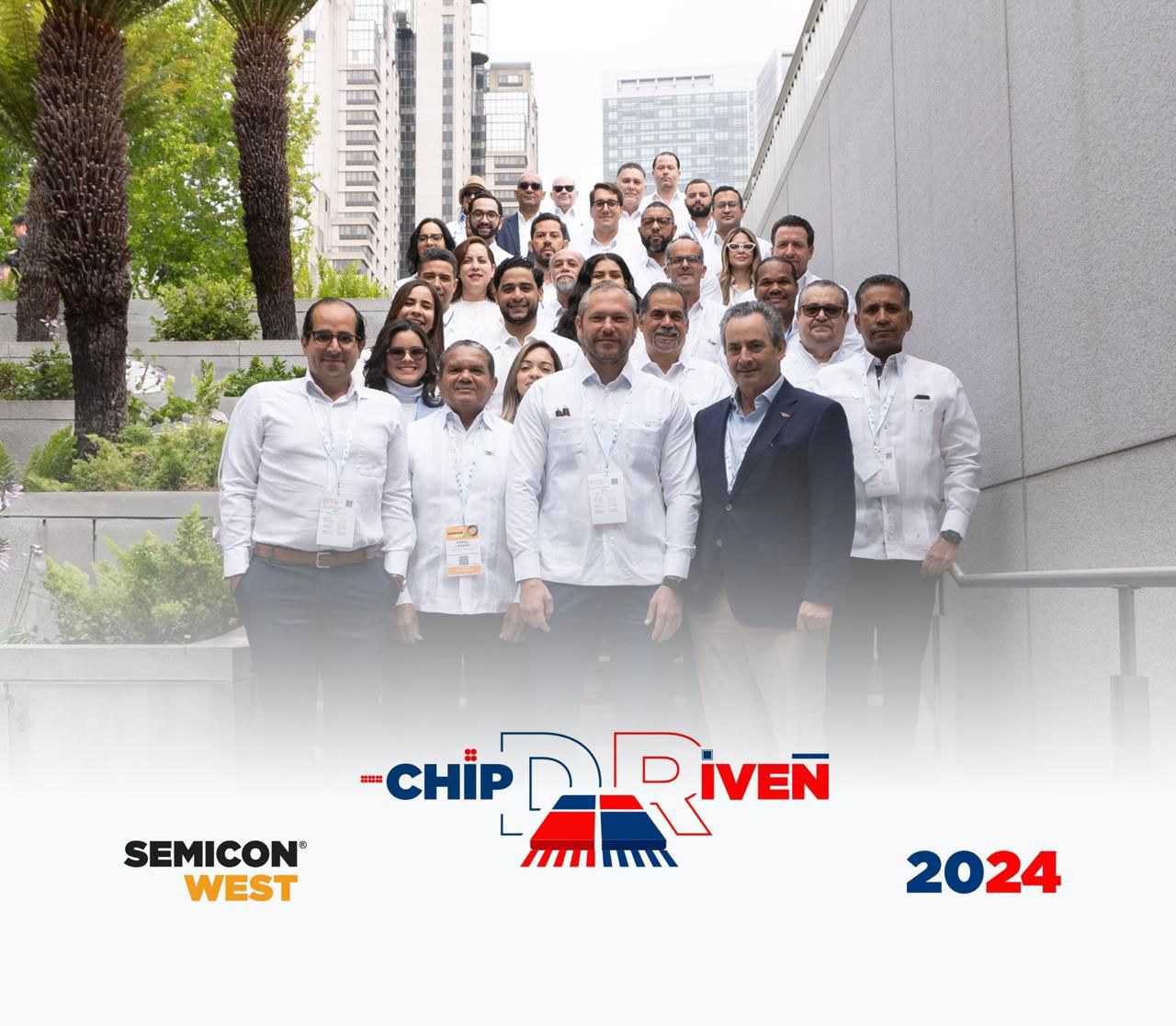 La República Dominicana participó en "Semicon West 2024", la principal feria de semiconductores de América del Norte, en San Francisco. La delegación, encabezada por Johannes Kelner del MICM, junto a AMCHAMDR y representantes del sector privado y académico, estuvo a cargo de promover las ventajas del país para atraer inversiones en semiconductores. El evento, celebrado del 9 al 11 de julio, reunió a más de 10,700 expositores y visitantes, ofreciendo conferencias y paneles con líderes de la industria. La agenda incluyó visitas a importantes empresas norteamericanas para fortalecer lazos y oportunidades de inversión.